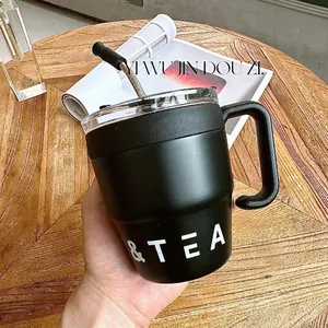 Minimalistischer schwarzer Edelstahl-Kaffeebecher mit Griff und Strohhalm im Detail
