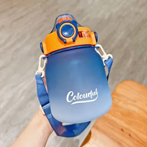 Vista dettagliata della borraccia sfumata blu satinata ad alta capacità tenuta a mano con cinturino