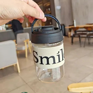 Detailansicht eines tragbaren Plastikkaffeebechers mit isolierter Smile-Hülle und Griff