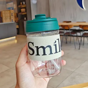 Detailansicht eines minimalistischen Kunststoff-Kaffeebechers mit grünem Deckel und Text
