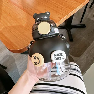 Simpatica borraccia in plastica a forma di orso nero con cannuccia per bambini, utile.