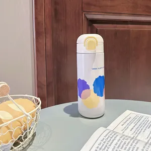 Lifestyle-Foto einer weißen Isolierflasche für Studenten mit buntem Dopamin-Druck