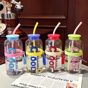 Gros plan de quatre bouteilles d'eau en verre coloré avec pailles dans un décor vintage