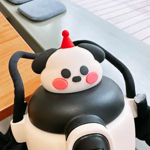 Nahaufnahme einer niedlichen Panda-Figur auf dem Deckel einer Cartoon-Wasserflasche