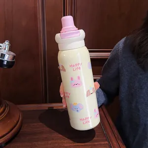 Gros plan d'un mignon thermos isotherme en acier inoxydable 316 avec paille et couvercle rose