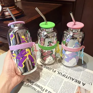 Détail montrant les motifs colorés et le fini miroir de ces tasses à paille esthétiques.