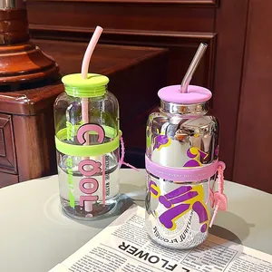 Vue détaillée de deux gobelets à paille, l'un en verre et l'autre en miroir argenté.