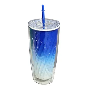 Großer doppelwandiger Plastikbecher mit Strohhalm und blauem Farbverlauf und Sternen