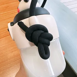 Detaillierte Makroansicht einer Cartoon-Panda-Trinkflasche mit schwarzem Trageband