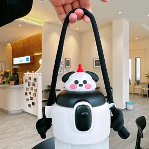 Nahaufnahme eines süßen Panda-Deckels auf einer tragbaren Kunststoff-Wasserflasche