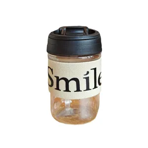 Minimalistischer Plastik-Kaffeebecher mit Strohhalm und Smile-Isolierhülle in Schwarz