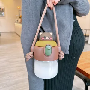 Detailansicht der Kunststoff-Wasserflasche mit Cartoon-Bär und verstellbarem Tragegurt