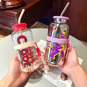 Détail rapproché de gourdes en verre miroir et transparent avec paille et motif texte Cool