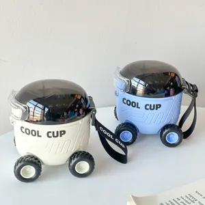 Nahaufnahme kreativer Trinkbecher in Mars-Rover-Form mit praktischem Strohhalm-Design