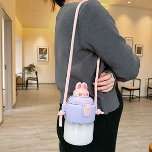 Tragbare violette Cartoon-Hasen-Wasserflasche mit rosa Gurt für Kinder und Schüler