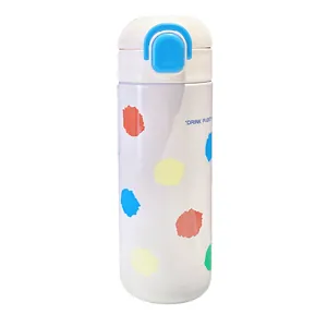 Weiße Isolierflasche mit bunten Punkten und einem leuchtend blauen Klappdeckelverschluss