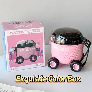 Detailansicht des kreativen rosa Mars Rover Strohhalmbechers mit seiner bunten Verpackung.