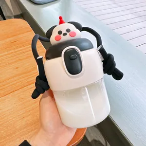 Tragbare Kunststoff-Wasserflasche mit Cartoon-Panda, Strohhalm und weichem Griff