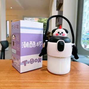 Kreative große Cartoon-Panda-Wasserflasche mit Riemen und passender Geschenkbox