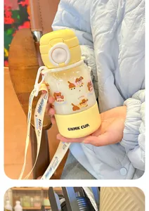 Vue détaillée d'une gourde Tritan pour enfants avec motifs de chiens et bandoulière