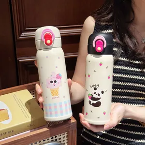 Nahaufnahme von zwei Cartoon-Thermosflaschen mit süßem Panda- und Eiscreme-Motiv.