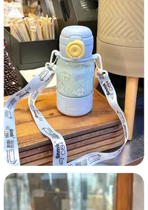 Vue détaillée de la gourde en Tritan bleue pour enfants avec de jolis motifs de chiens de dessin