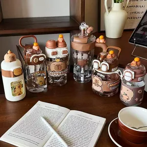 Set von süßen Capybara-Trinkflaschen aus Glas und Tritan-Kunststoff für unterwegs