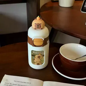 Niedliche Capybara Trinkflasche mit 3D-Cartoon-Deckelverzierung für unterwegs