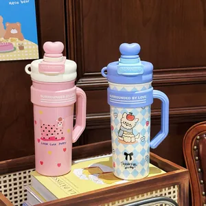 Nahaufnahme von rosa und blauen isolierten Bechern mit Welpenmotiven und Griffen