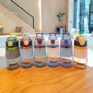 Ensemble de six gourdes de sport colorées de 1000 ml avec passoire à thé sur une table