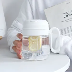 Nahaufnahme des tragbaren Tee-Infuser-Bechers mit Zitronenscheiben im Teefilter