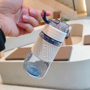 Gros plan de la gourde de sport bleue avec poignée en silicone crème et texte SPORT