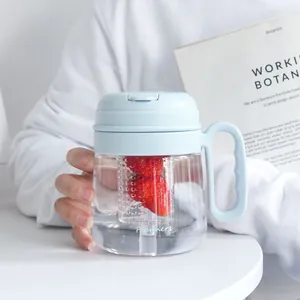 Detailansicht einer klaren Plastikwasserflasche mit einem Sieb für frische Erdbeeren