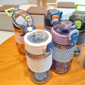 Vue détaillée de diverses bouteilles d'eau de sport colorées avec manchons en silicone