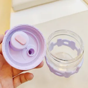 Gros plan détaillé d'un couvercle de bouteille en verre violet avec trou direct