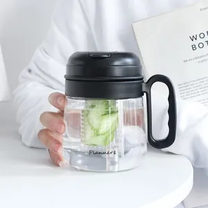Nahaufnahme von tragbarem Kunststoff-Wasserbecher mit Sieb und schwarzem Deckelgriff