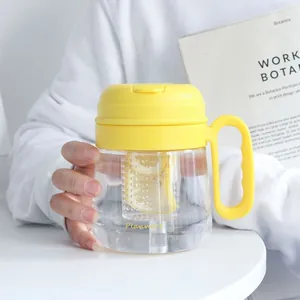 Detail einer transparenten Trinkflasche mit gelbem Deckel, Teesieb und Zitrone