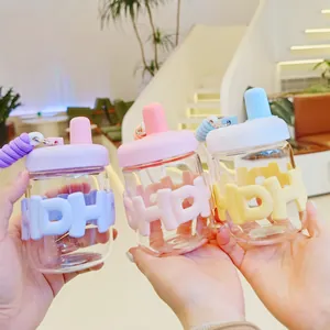 Gros plan de bouteilles d'eau créatives en verre avec étuis en silicone colorés.