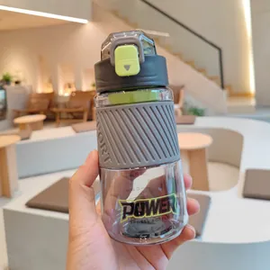 Gros plan d'une bouteille d'eau de sport en plastique avec graduation et étui