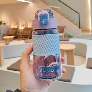 Gros plan d'une gourde de sport violette et bleue avec poignée antidérapante et logo 'POWER'
