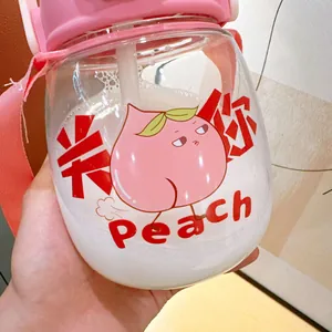 Nahaufnahme des süßen Pfirsichdesigns auf einer rosa Trinkflasche mit großem Volumen