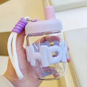 Vue rapprochée d'une gourde en verre violette avec une housse en silicone gaufrée tendance.