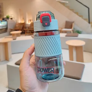 Gourde de sport bleue portable avec verrou rouge sécurisé tenue dans un café