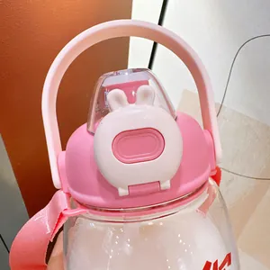 Detailansicht des niedlichen Kaninchendeckels einer großen rosa Plastikwasserflasche