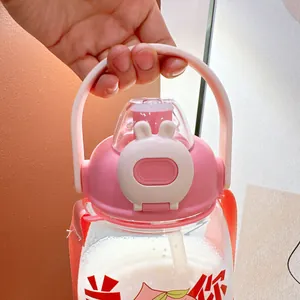 Detailaufnahme des rosa Hasendeckels und Tragegriffs an großer Wasserflasche