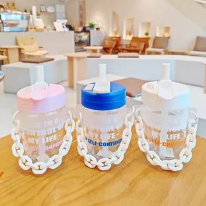 Trois bouteilles d'eau en verre avec pailles, couvercles colorés et anses chaînes