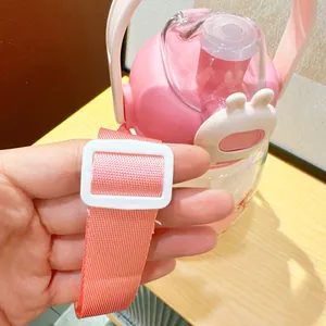 Nahaufnahme des verstellbaren rosa Gurtes an der niedlichen Hasen-Trinkflasche