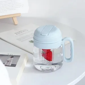 Minimalistischer Plastikbecher mit Teesieb zur Trennung von Fruchtwasser im Büro