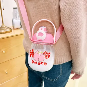 Nahaufnahme einer niedlichen Pfirsich-Plastikwasserflasche mit rosa Schultergurt-Detail