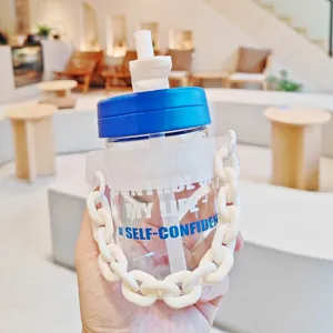 Gobelet à paille portable avec chaîne et message de motivation pour un style chic.